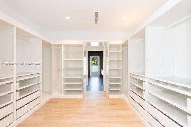 Building Photo - 1325 Bay Dr