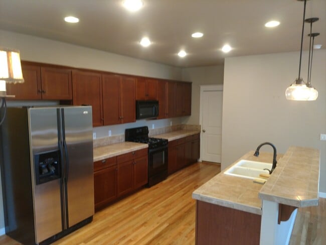 Building Photo - SW Bend - 3 Bed 2.5 Bath -Fenced-Corner lo...