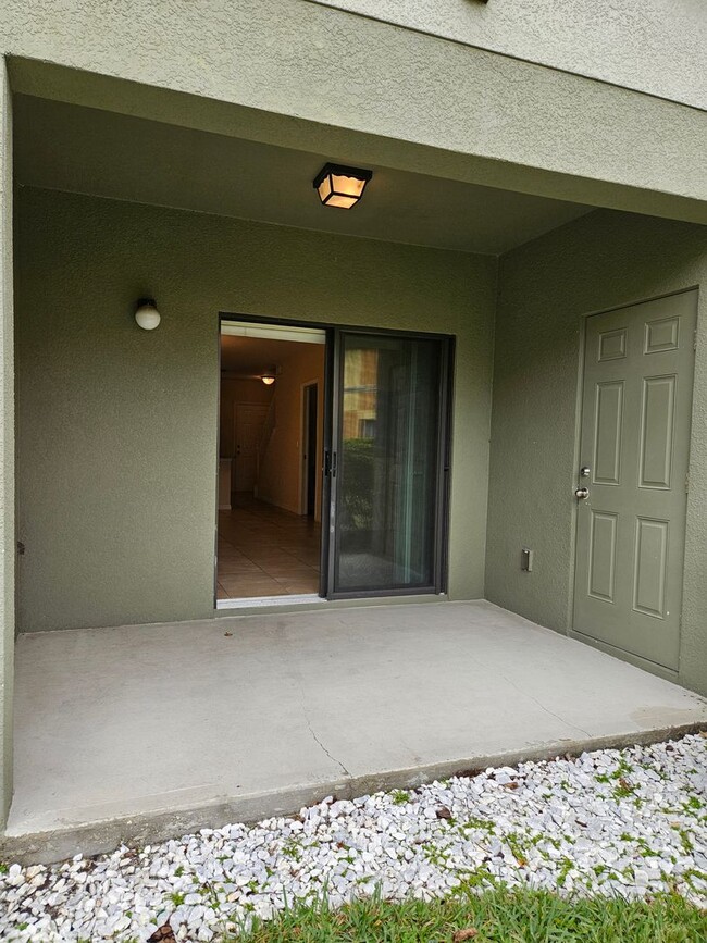 Building Photo - 2 bedroom 2 1/2 bathroom town home Windsor...