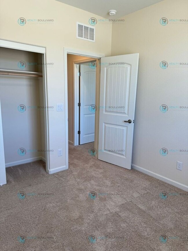 Building Photo - 3-Bedroom 2.5 Bathroom 2 car garage Condo in Carson City