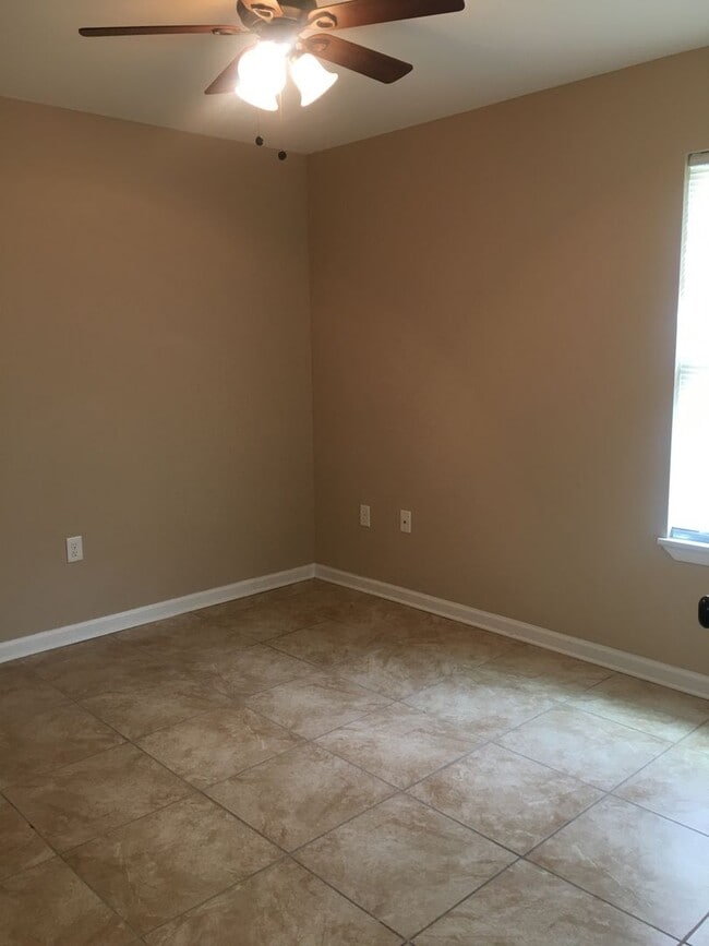 Building Photo - 132 Leeswood Cir