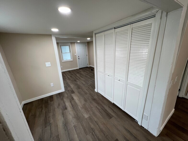 Building Photo - 292 W 5th St