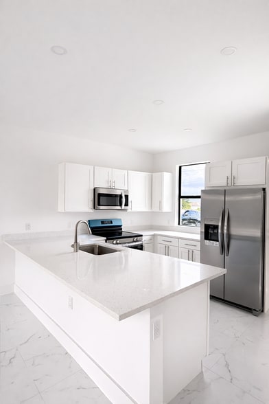 Building Photo - 478 Lotus Ave S