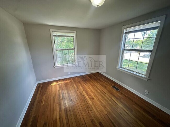 Building Photo - 10005 E 53rd St, Raytown, MO 64133- 3 bd / 1 ba house in Raytown Rent $1250