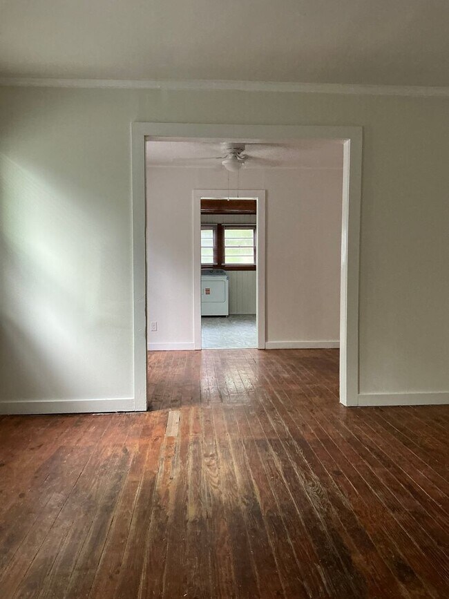 Building Photo - 3 bedroom / 1 bathroom house near St. Mary's/Beechwood/Alps Rd.