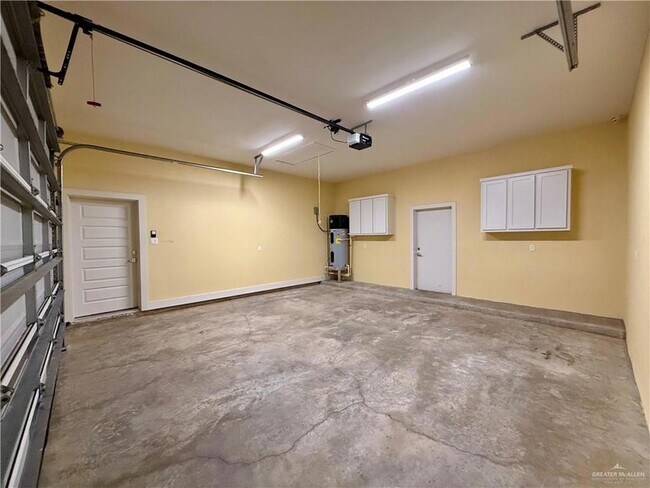 Building Photo - 3403 Lago Washington