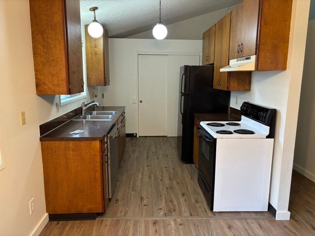 Building Photo - 5555/5545 Gill St