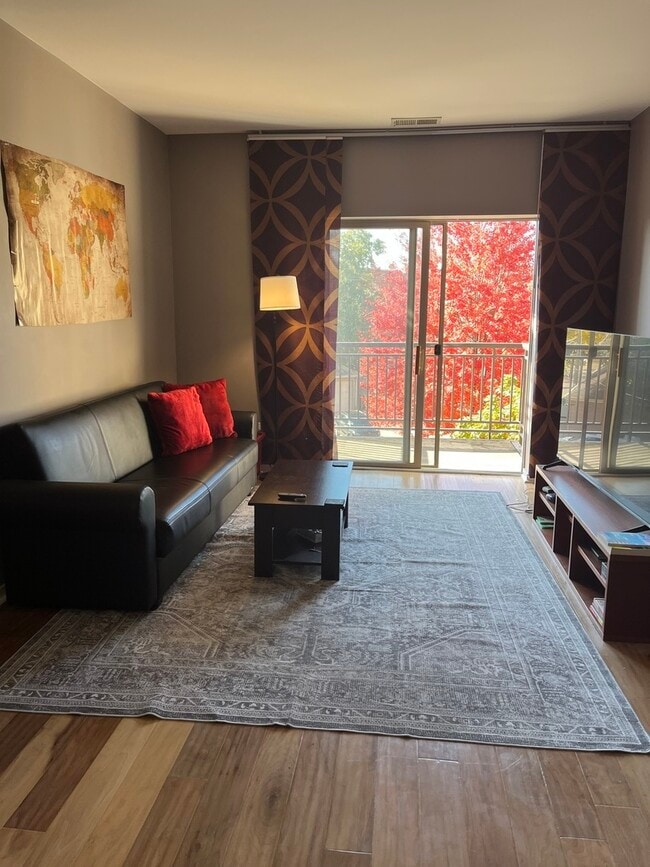 Building Photo - 1075 W Roosevelt Rd