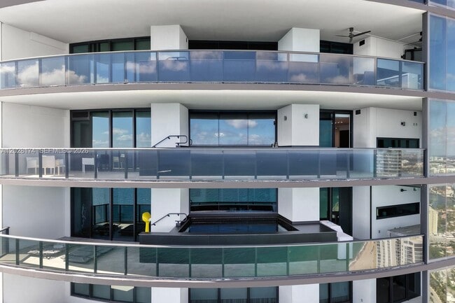 Building Photo - 18555 Collins Ave