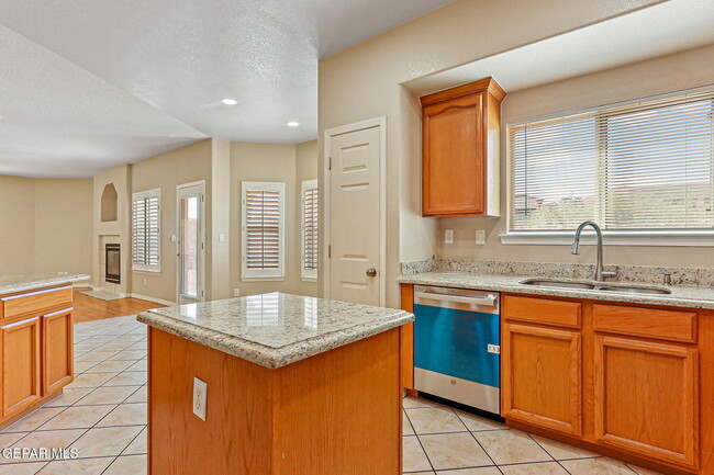 Building Photo - 951 Via Descanso Dr