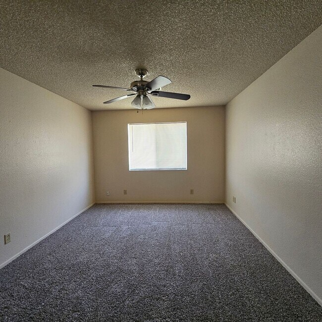 Building Photo - 3 bedroom corner unit for rent