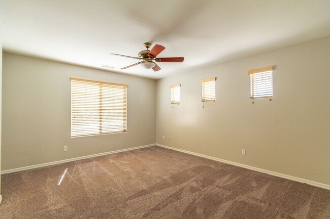 Building Photo - Check Out This Bright & Cheery Home