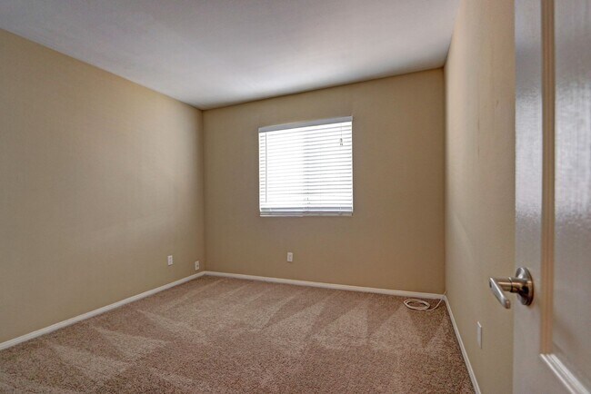 Building Photo - WONDERFUL HOME LOCATED IN DESIRABLE NORTH ...