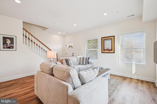 Building Photo - 607 North St