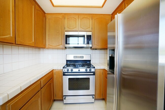 Building Photo - Sunlight Galore 2 Bed / 3Bath + Loft + Sundeck Condo in Westwood!