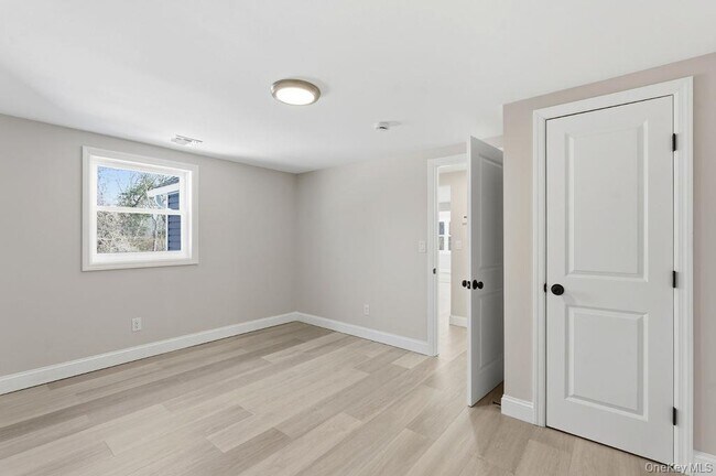 Building Photo - 452 Montauk Hwy