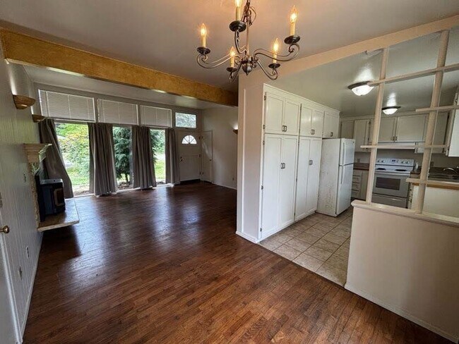 Building Photo - Charming 3-Bedroom Rambler with Spacious Yard & Convenient Location