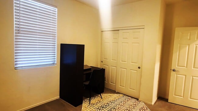 Building Photo - Like new 4-bedroom with Teen suite & Commu...
