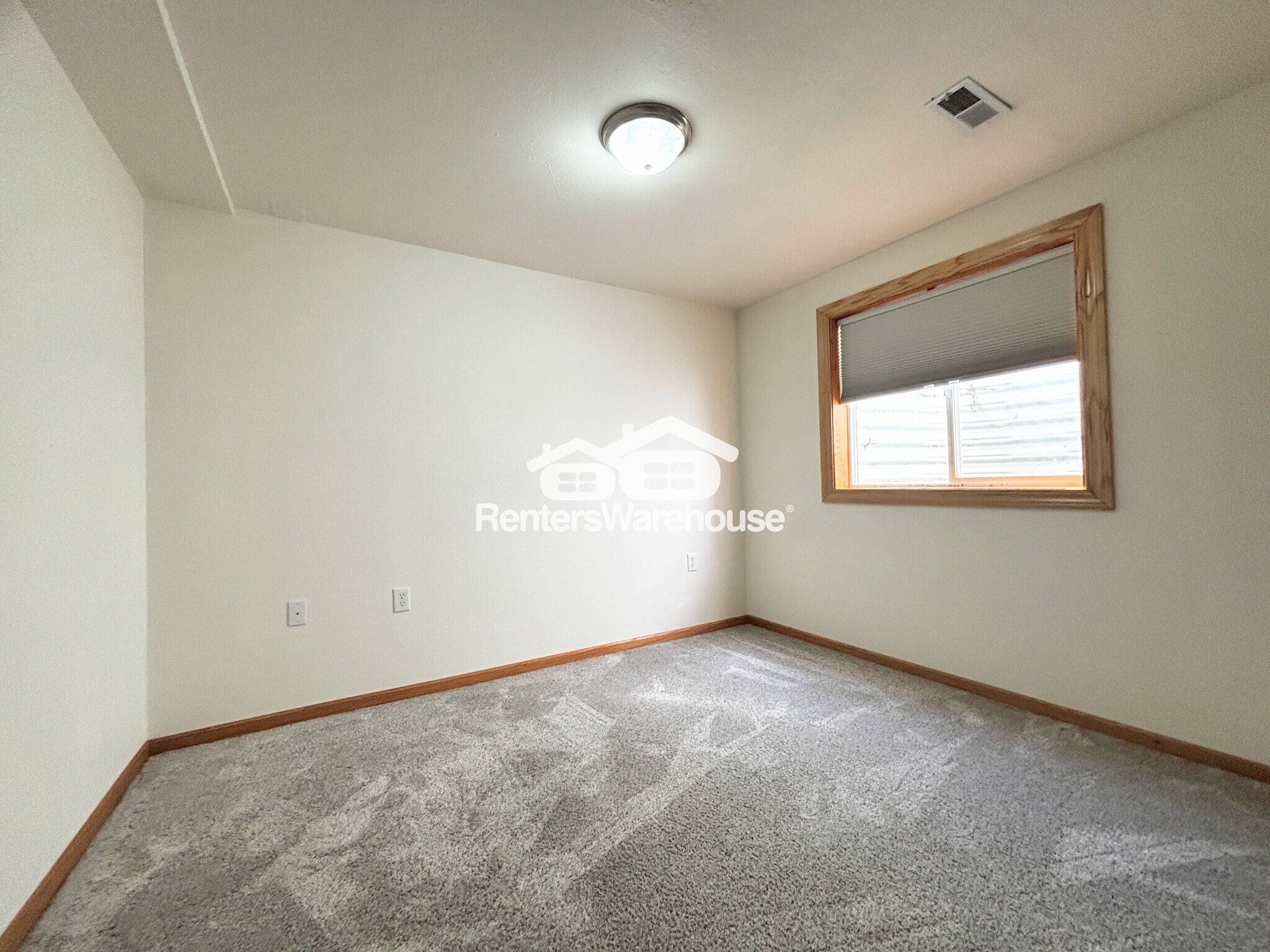 Building Photo - 330 NE Cardinal Ln