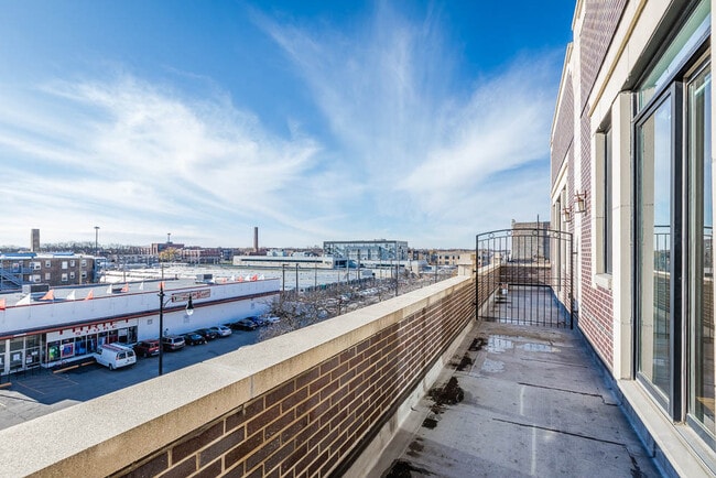 Building Photo - 4808 N Spaulding Ave