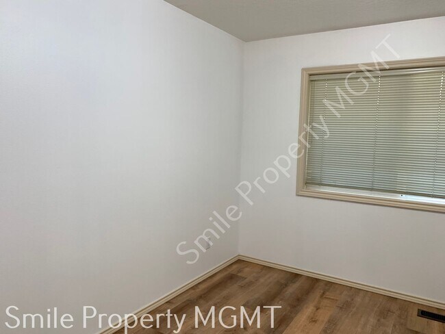 Building Photo - single house