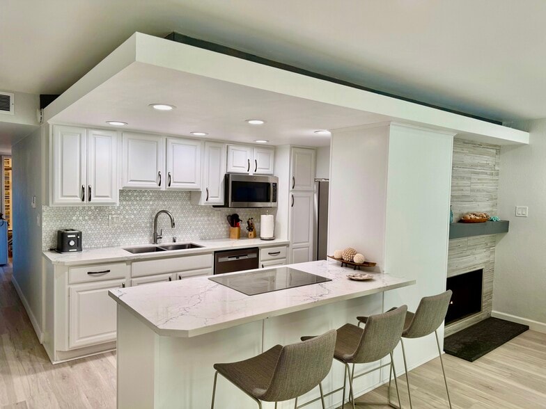 Beautifully remodeled Kitchen w/ Quartz, GE Profile stovetop and stainless steel appliances - 72 The Strand
