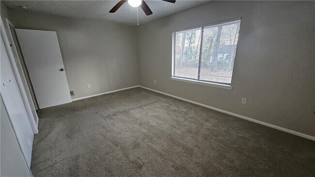 Building Photo - 2673 Stoneview Ct NW