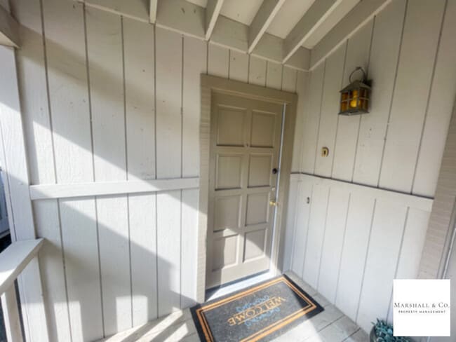 Primary Photo - NEW PRICE!!! NEW FLOORS!!! TIBURON 2br/1.5...