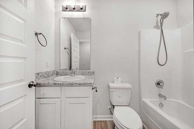 Building Photo - Beautiful 3BR Home with Privacy-Fenced Backyard in The Woodlands