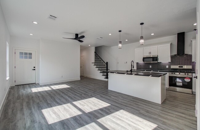 Building Photo - 6531 Rosemary Ln