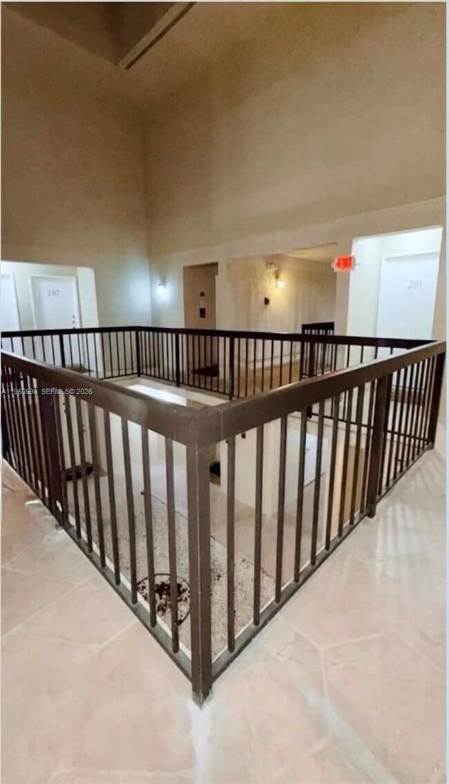 Building Photo - 660 W Park Dr