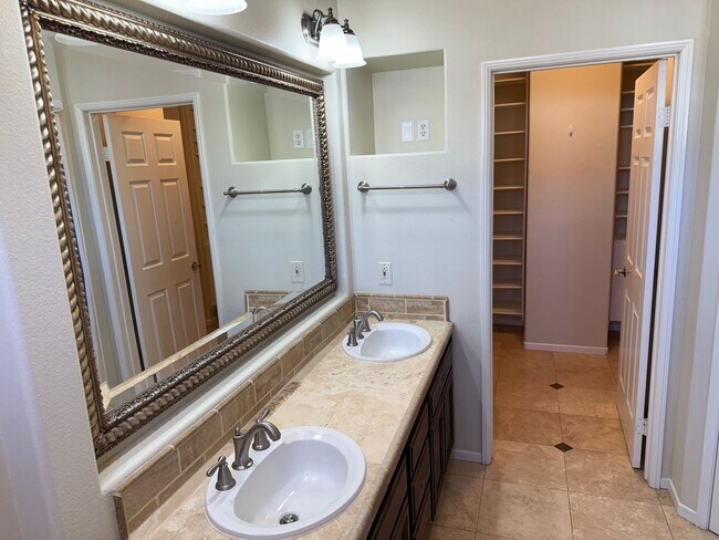 Building Photo - Beautiful Camarillo Townhome