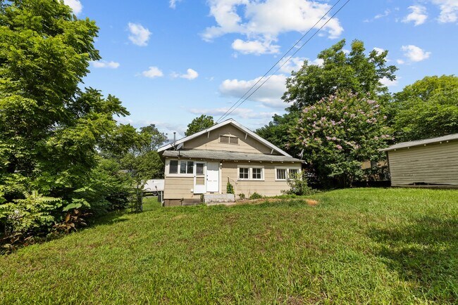 Building Photo - Charming 3 Bedroom, 2 Bathroom house