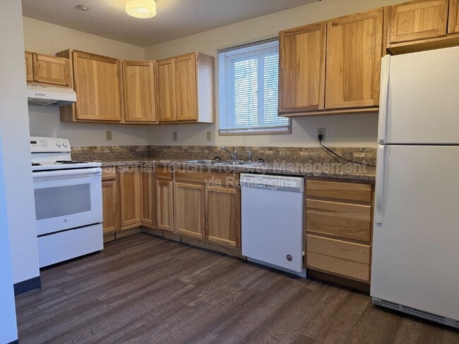 Building Photo - 320 6th St S