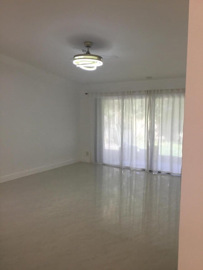 Building Photo - 1094 Raintree Ct