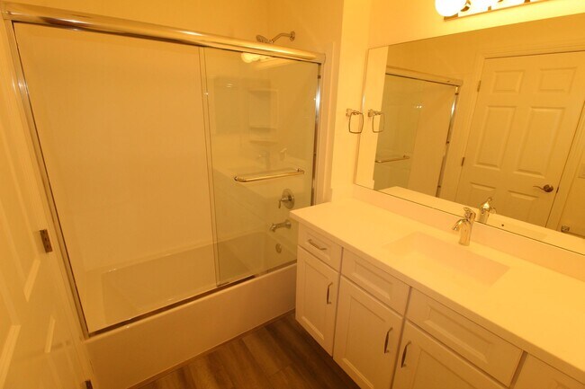 Building Photo - Remodeled 2+1 Upstairs Parkside Condo