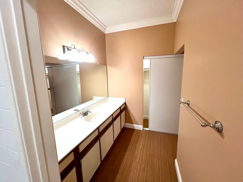 Building Photo - 533 S St Andrews Pl