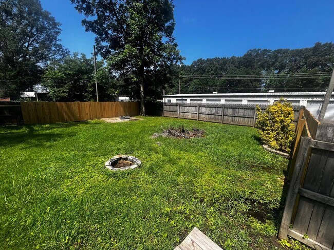 Building Photo - Freshly updated home with privacy fence in...