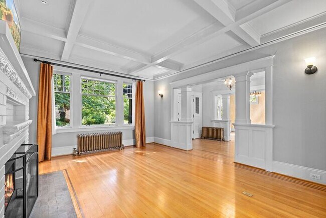 Building Photo - Stunning 1909 Craftsman w/ AC in Coveted Capitol Hill