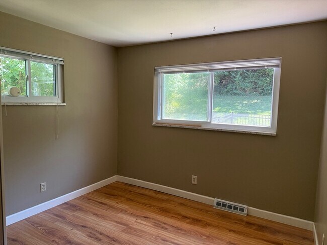 Building Photo - Lindbergh Schools 3BD 2.5 Bth Open Floor Plan
