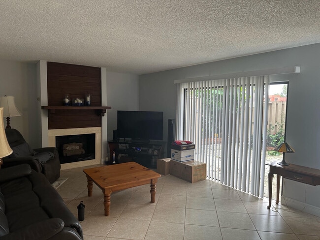 Building Photo - 1120 11th Ct