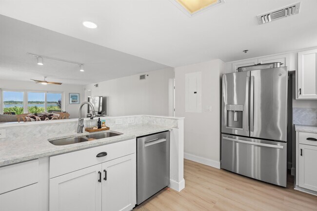 Building Photo - 332 Village Dr