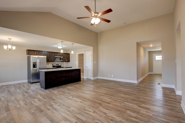 Building Photo - Fresh and Clean 3 bed 2 bath.  Sweet layout!