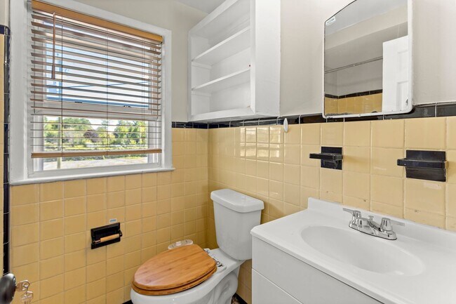 Building Photo - Beautiful updated townhome