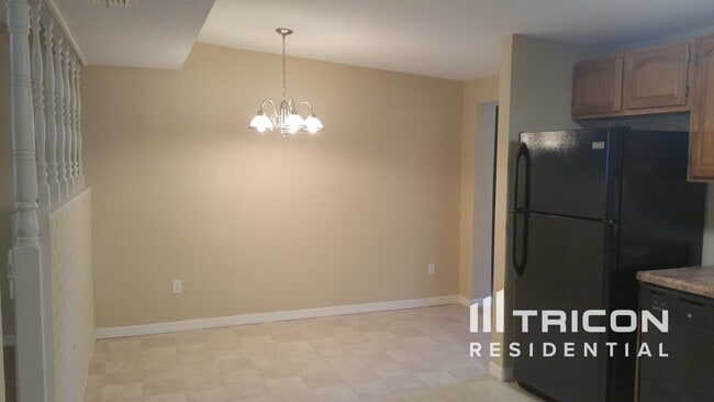 Building Photo - 2160 Alemanda Dr