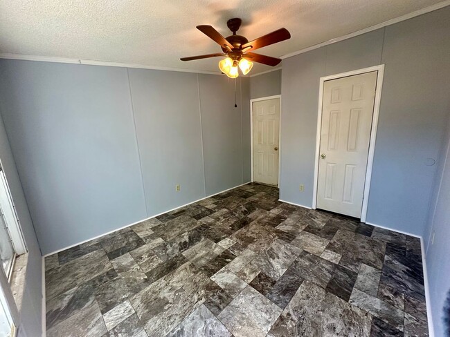 Building Photo - Country Living!