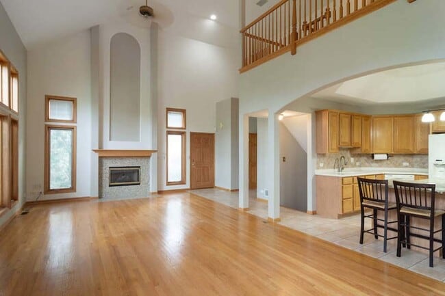 Building Photo - 922 W Chesterfield Ct