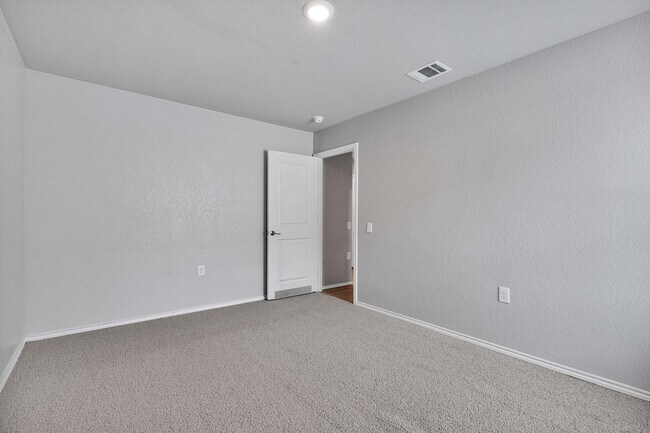 Building Photo - Charming 3 Bed 2 Bath Home in Mission Del Lago