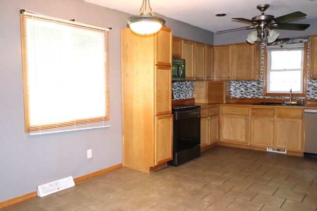 Building Photo - "Spacious 4-Bedroom 2 Bath with Finished B...