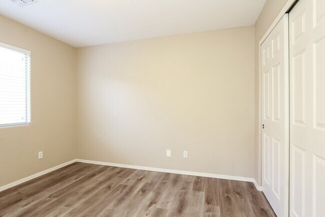 Building Photo - 15316 W Laurel Ln